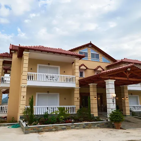 Famissi 3 Aparthotel 4*